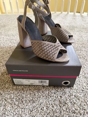 Vince Camuto Gedda Gray Suede Sz 7